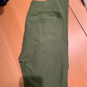 🍂Os LuLaRoe leggings. Army green and brand new.🍂